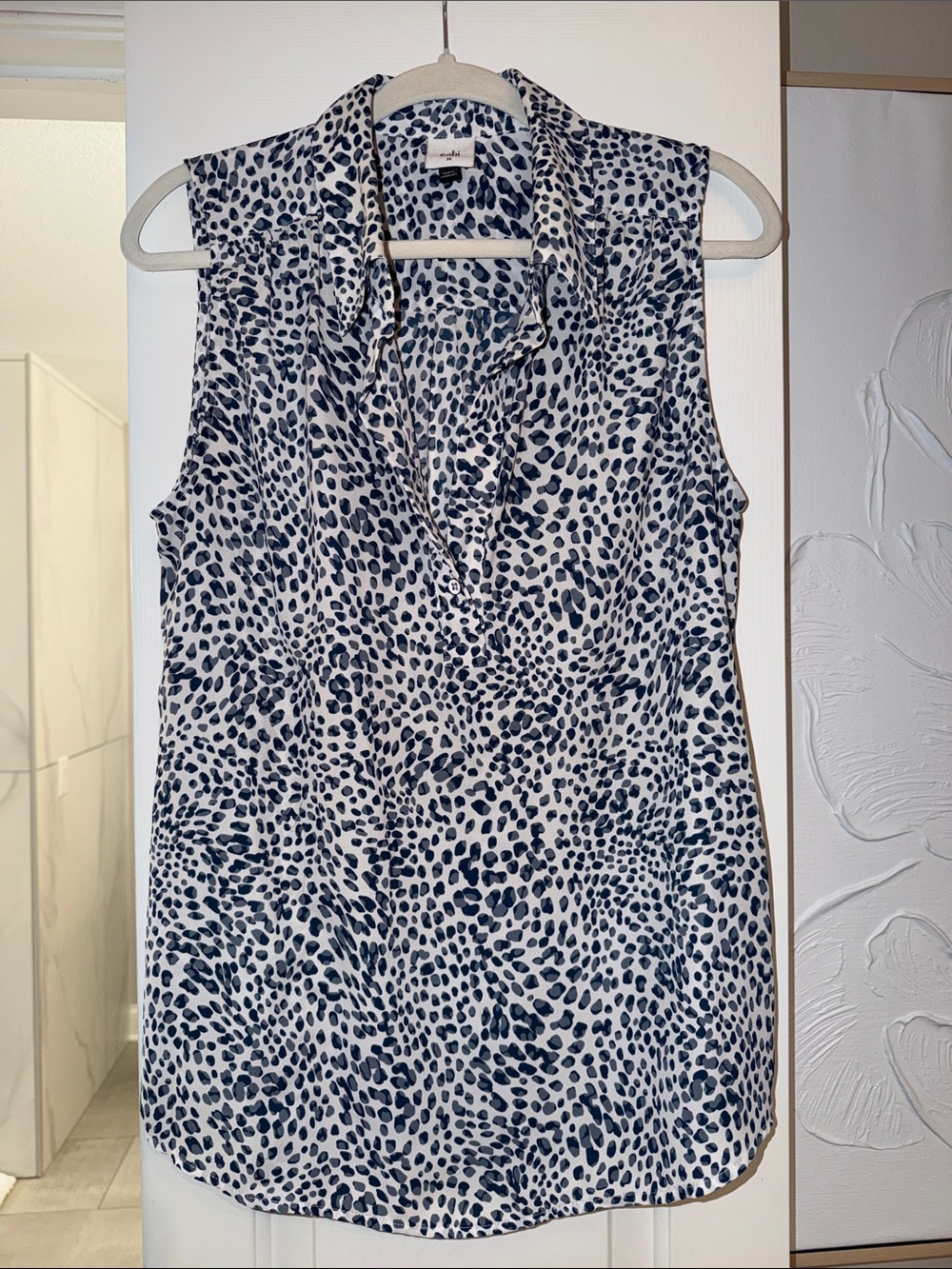 CAbi Catwalk Navy and White Sleeveless V-Neck Printed Top EUC Size M